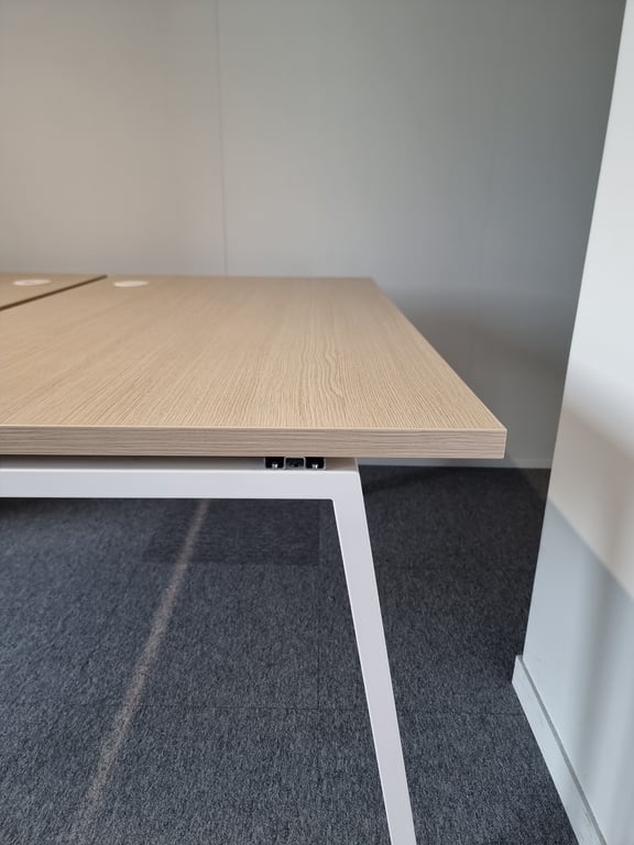 Bureau multiposte deux postes avec cloisonnette faciale