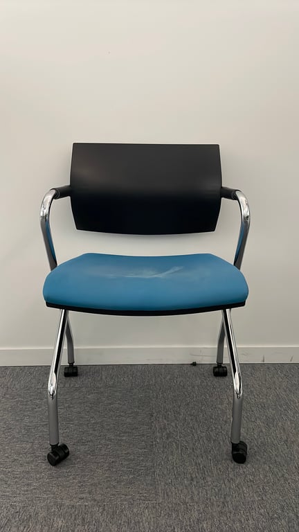 Chaise de réunion avec roulettes et accoudoirs