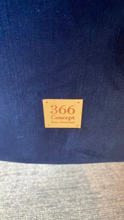 Fauteuil bleu foncé en velours avec accoudoirs