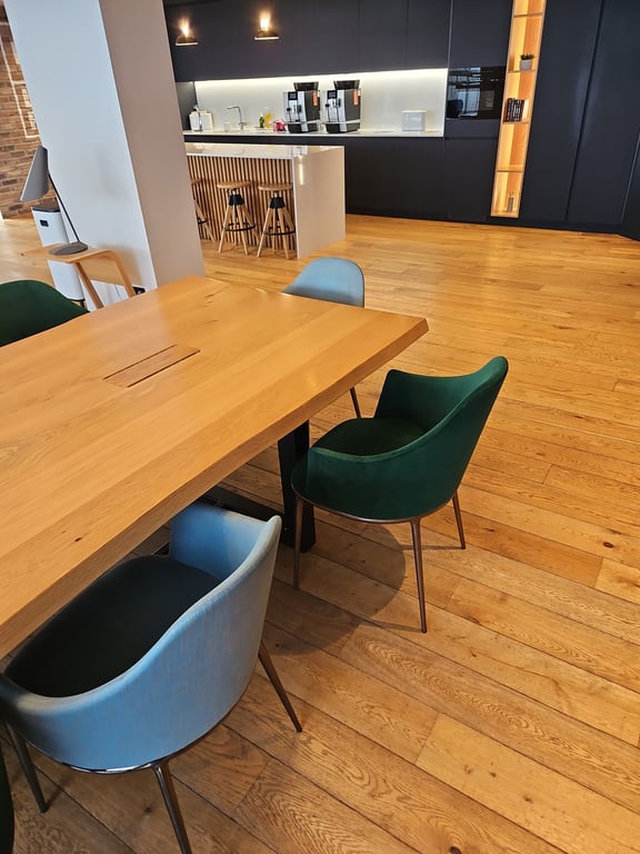 Chaise de cafétéria en velours Salem avec pieds en métal