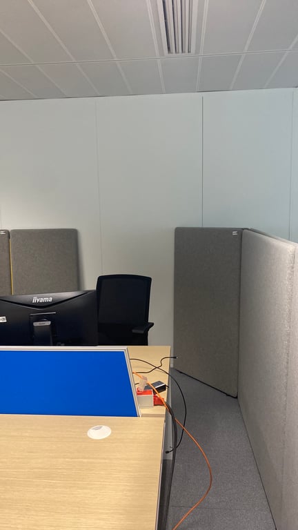 Cloison en tissu gris clair