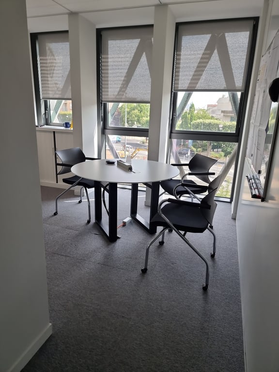 Chaise de réunion avec roulettes et accoudoirs