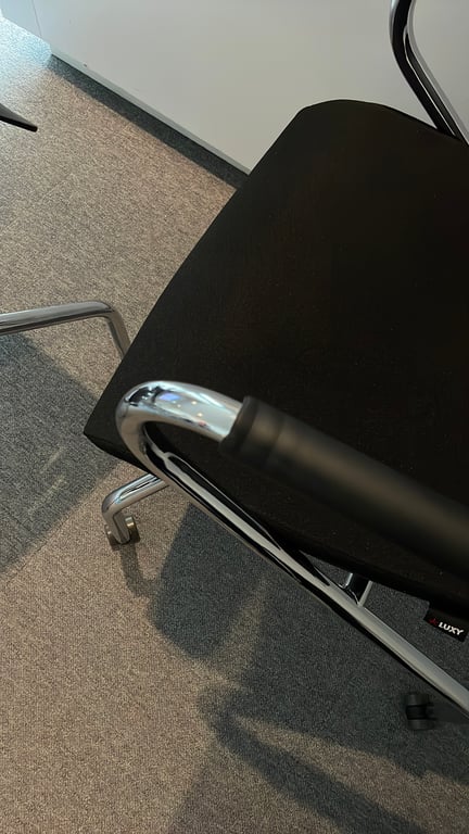 Chaise de réunion avec dossier en résille et piètement luge