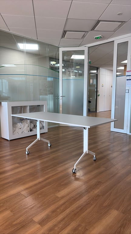 Table polyvalente rectangulaire avec roulettes