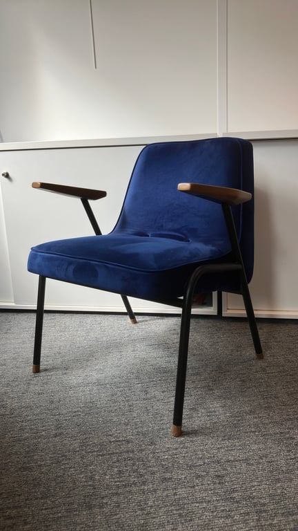 Fauteuil bleu foncé en velours avec accoudoirs