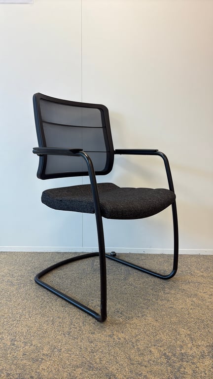 Chaise de réunion avec accoudoirs en tissu et plastique noire