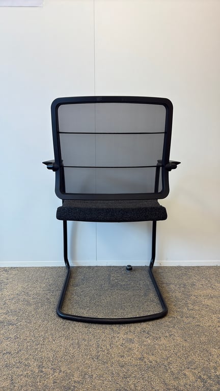 Chaise de réunion avec accoudoirs en tissu et plastique noire