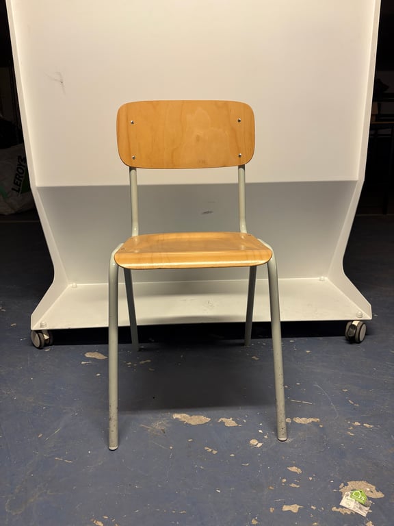 Chaise de réunion en bois avec piètement droit en métal