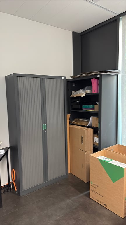 Armoire haute avec portes à rideaux et fermeture à clé