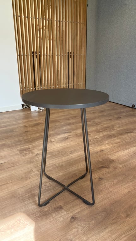 Table basse ronde en métal noir