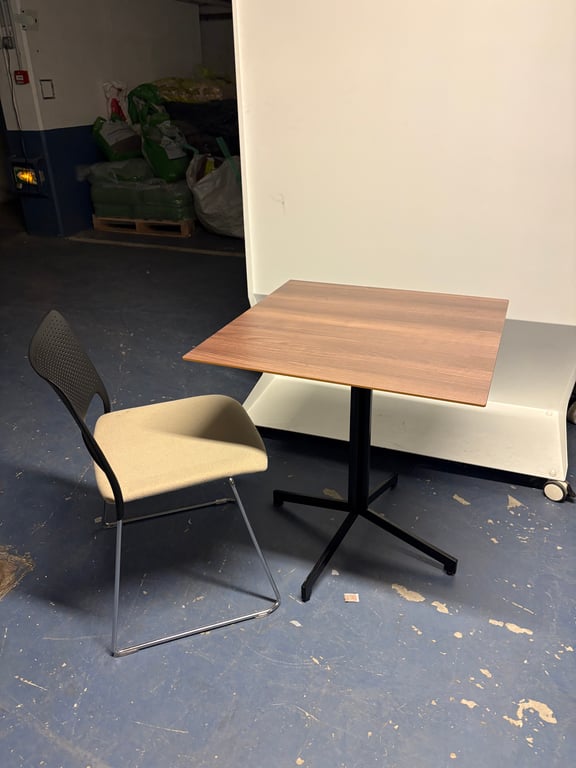 Chaise de réunion empilable avec piètement luge