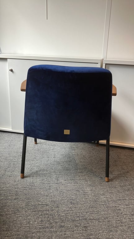 Fauteuil bleu foncé en velours avec accoudoirs