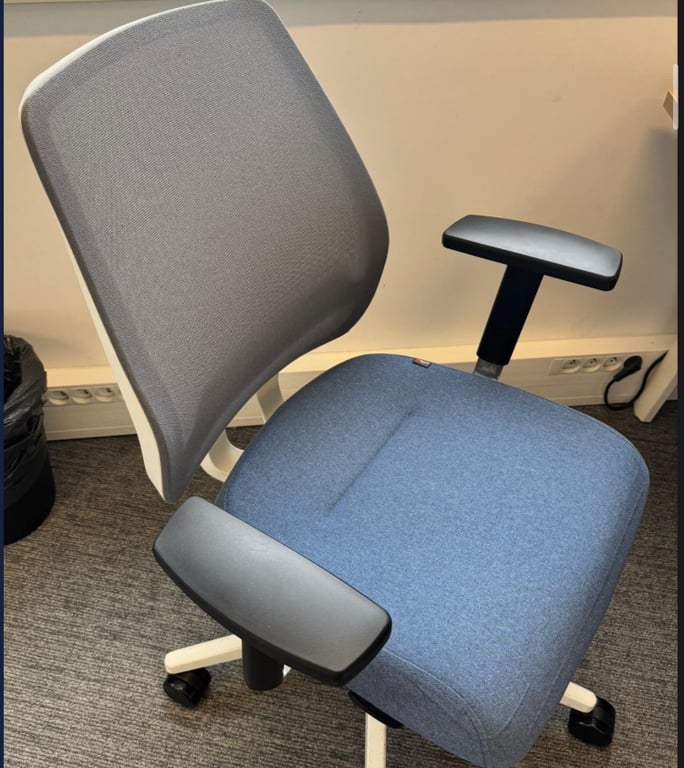 Fauteuil de bureau avec roulettes et dossier plein