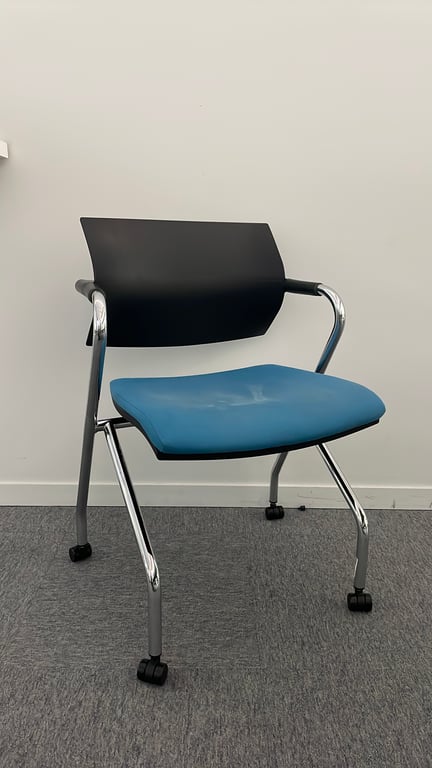 Chaise de réunion avec roulettes et accoudoirs