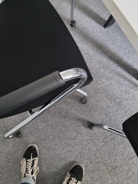 Chaise de réunion avec roulettes et accoudoirs