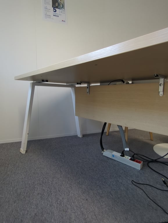 Bureau droit avec plateau en mélaminé et pieds en métal