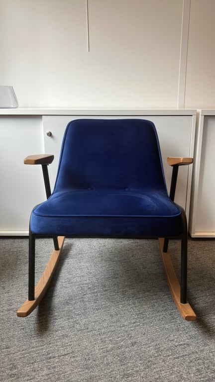 Fauteuil bleu foncé à bascule en velours avec accoudoirs