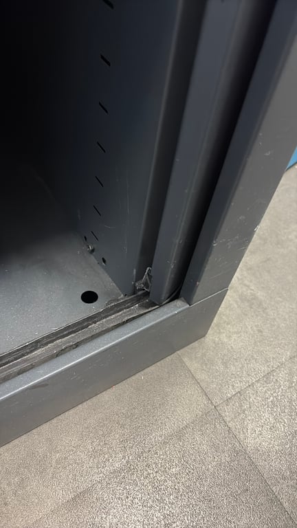 Armoire haute à rideaux