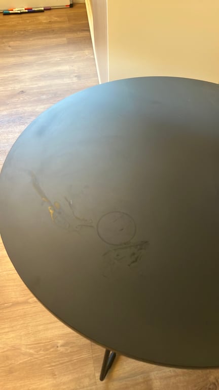 Table basse ronde en métal noire