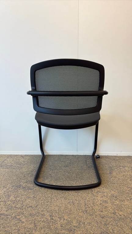 Chaise de réunion avec accoudoirs et piètement luge