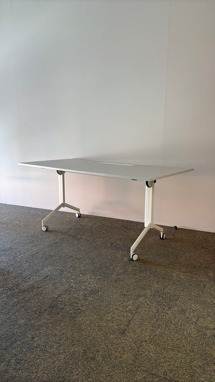 Table polyvalente rectangulaire avec accès et roulettes
