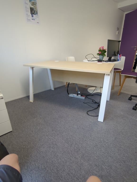 Bureau droit avec plateau en mélaminé et pieds en métal
