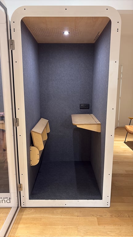 Cabine acoustique avec strapontin