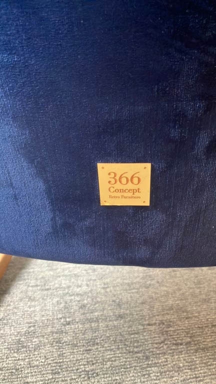 Fauteuil bleu foncé à bascule en velours avec accoudoirs