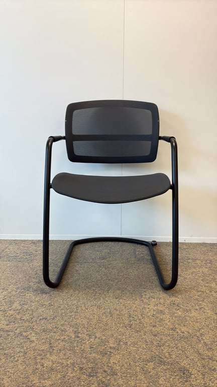 Chaise de réunion avec accoudoirs et piètement luge