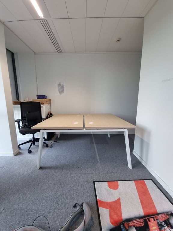 Bureau multiposte deux postes avec cloisonnette faciale