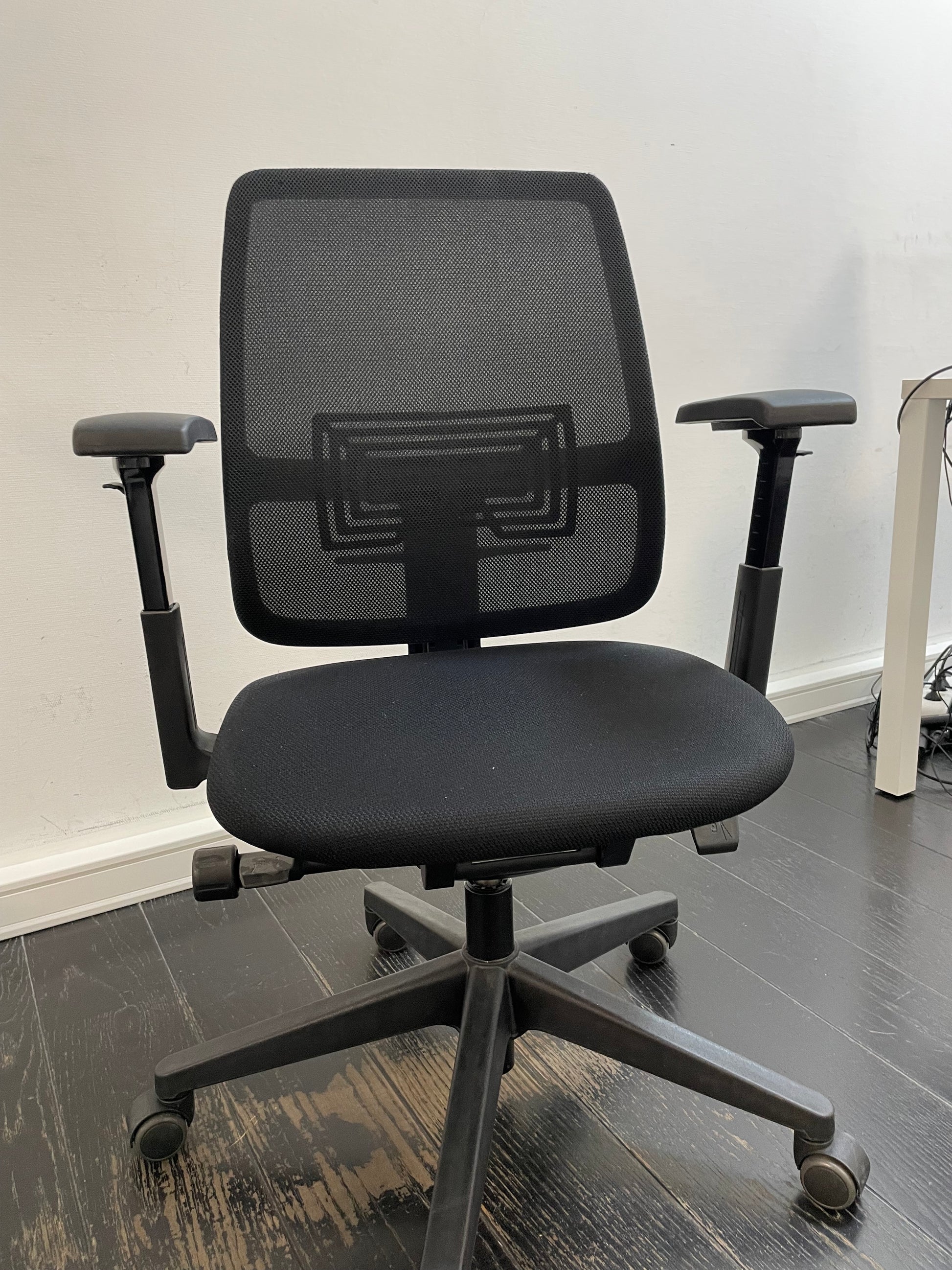 Chaise de bureau ergonomique reconditionnée avec accoudoirs ajustables.