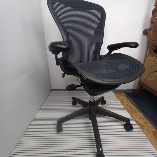 Fauteuil de bureau Herman Miller Aeron reconditionné, résille noire et piètement à cinq branches