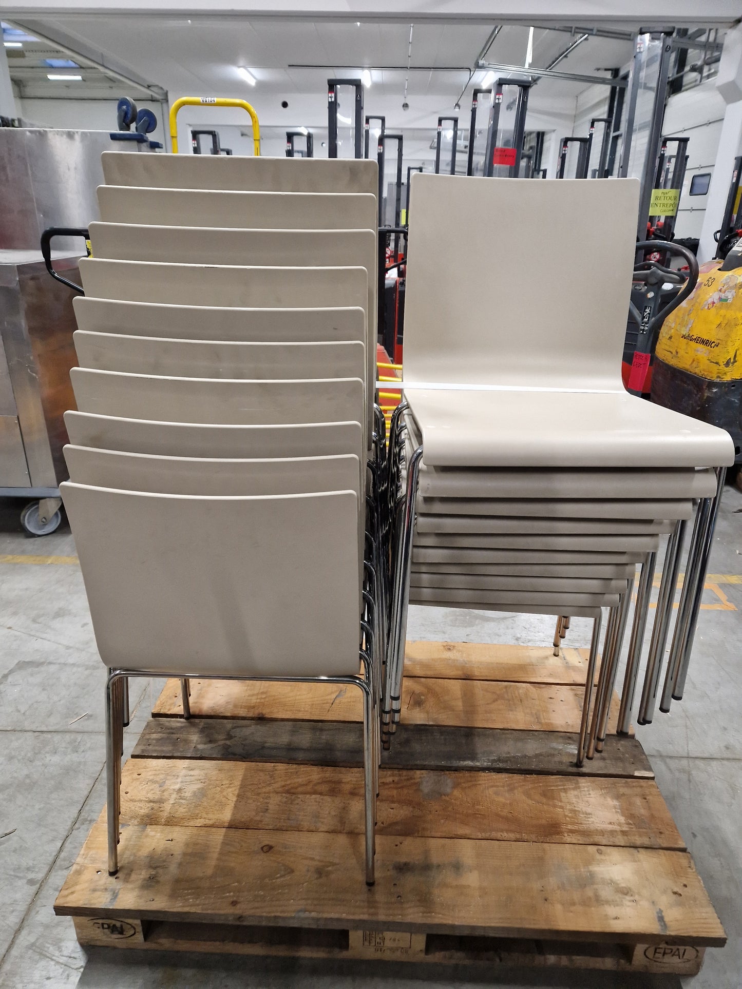 Chaise Design Plastique Beige et Métal Chromé