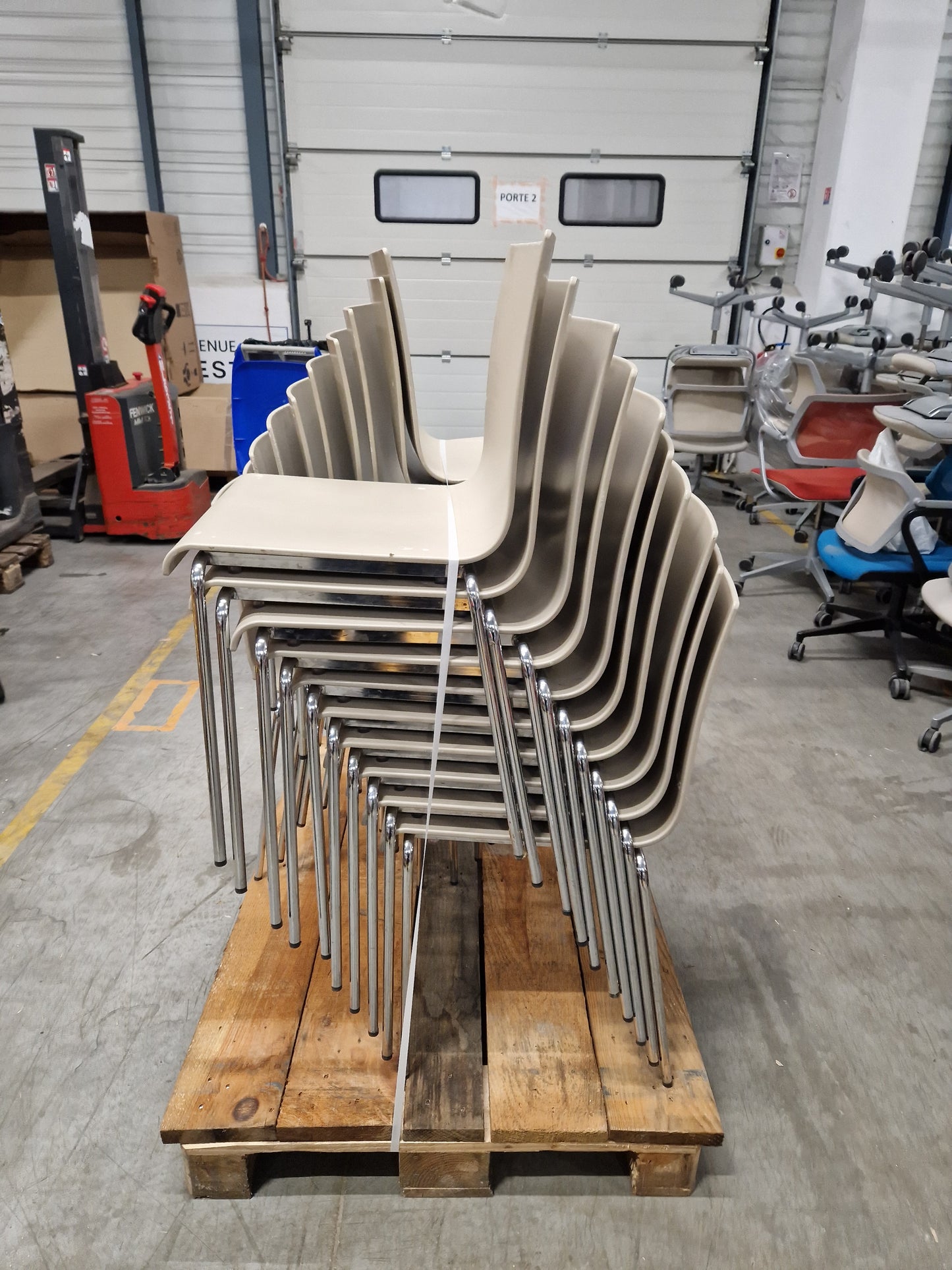 Chaise Design Plastique Beige et Métal Chromé
