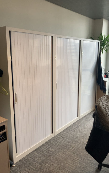 Armoire coulissante blanche en métal