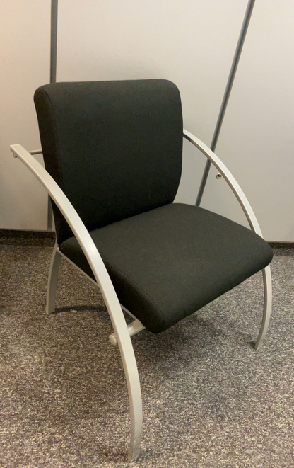 Chaise en Tissu Noir avec Pieds en Métal Gris