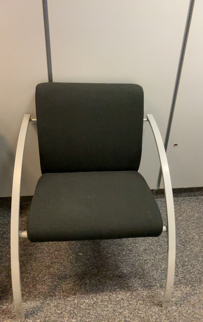 Chaise en Tissu Noir avec Pieds en Métal Gris