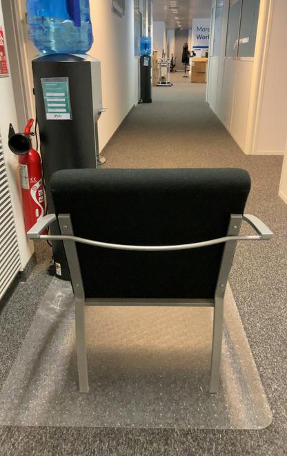 Chaise en Tissu Noir avec Pieds en Métal Gris