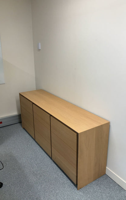 Armoire en bois avec portes battantes