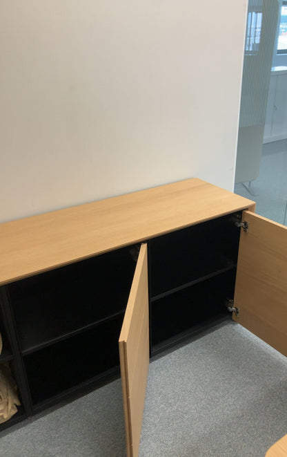 Armoire en bois avec portes battantes