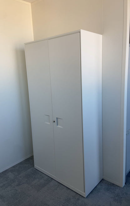 Armoire métallique blanche