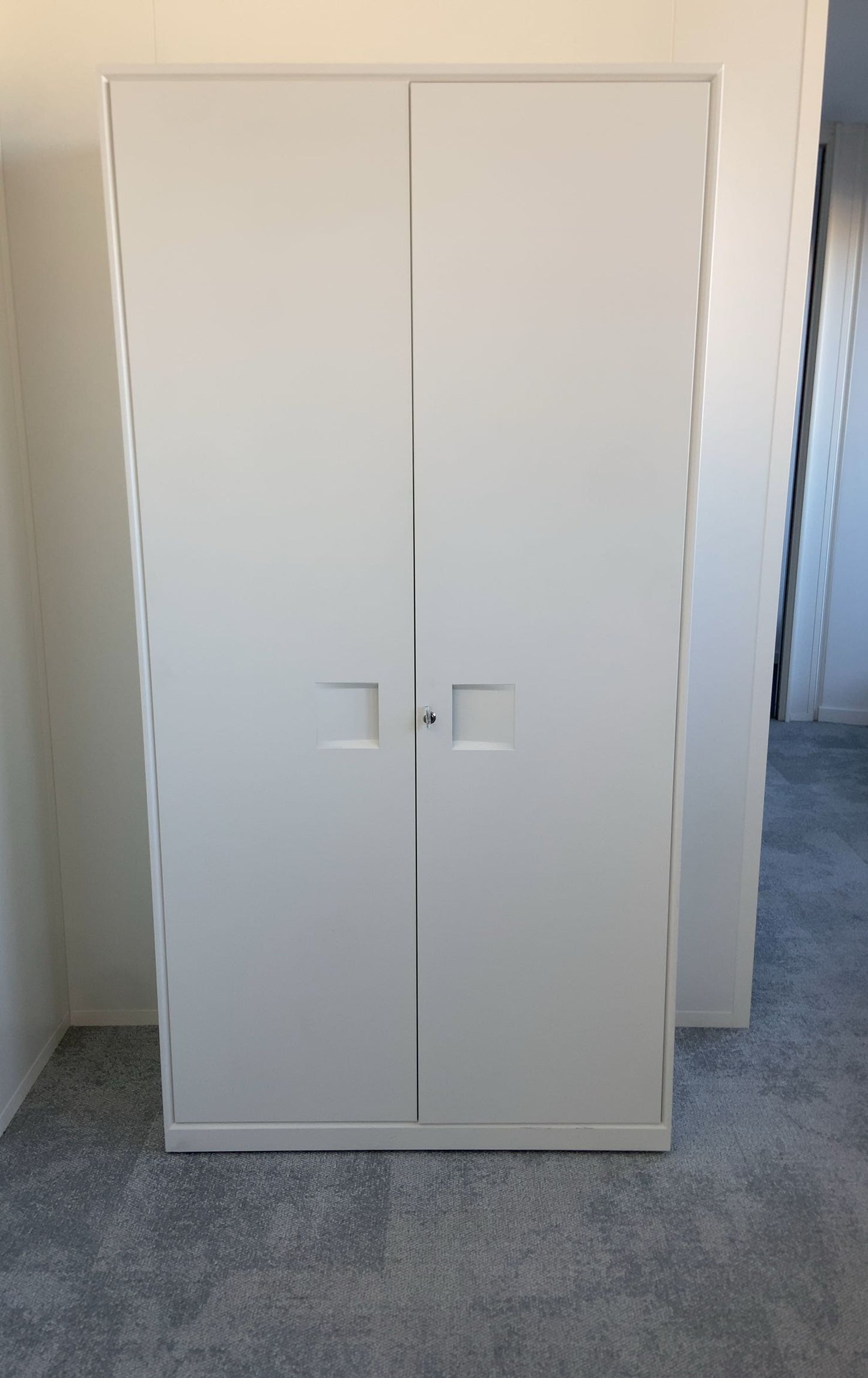 Armoire métallique blanche