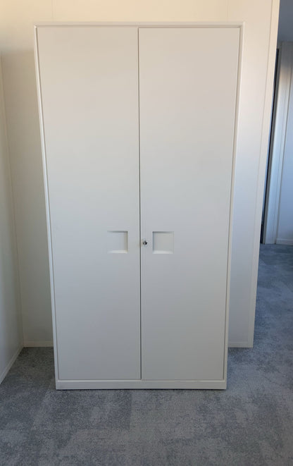 Armoire métallique blanche