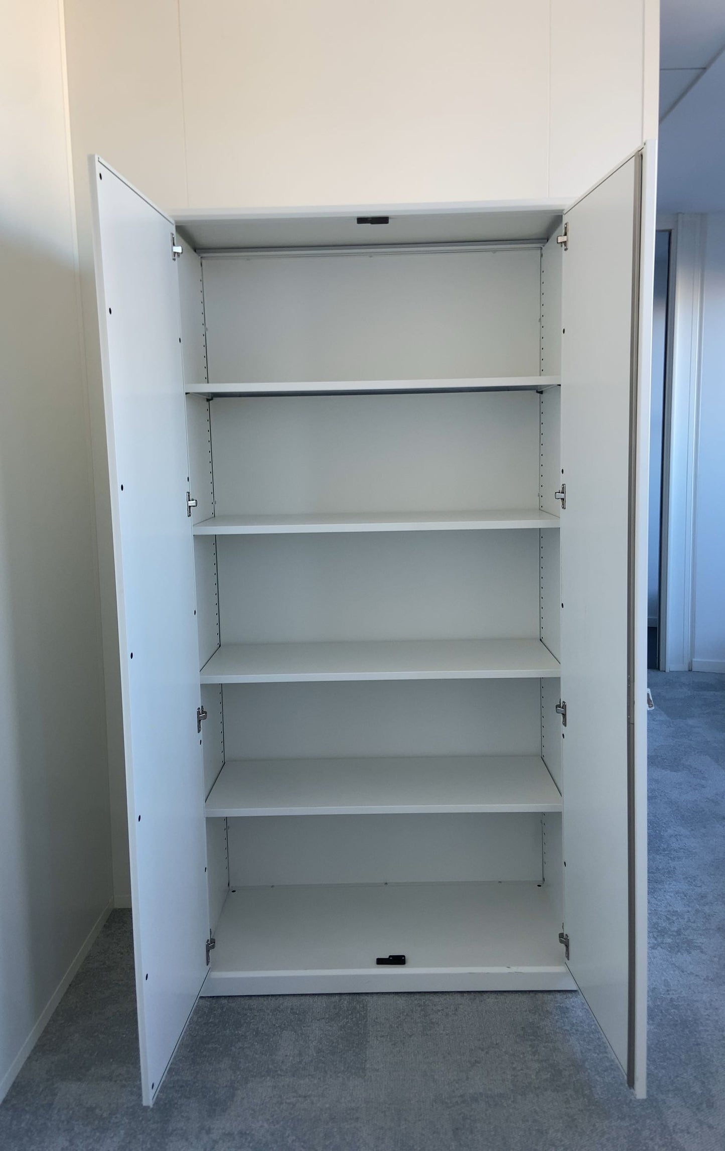 Armoire métallique blanche