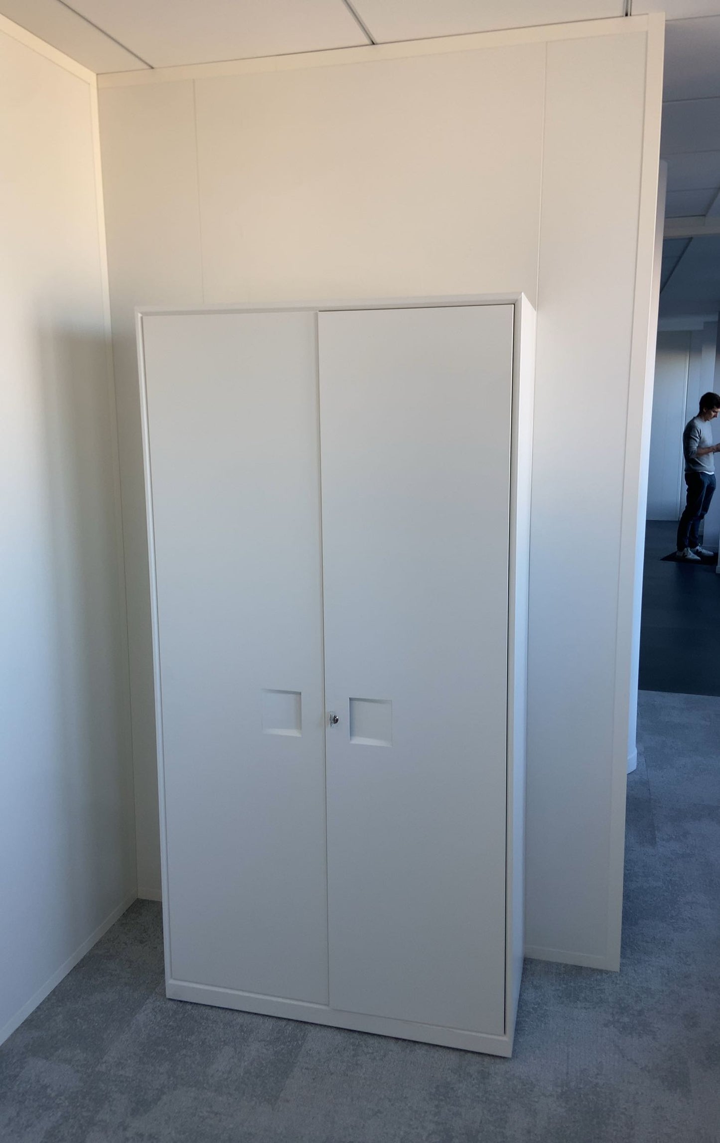 Armoire métallique blanche