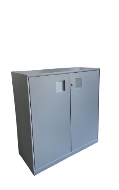 Armoire en métal avec portes battantes