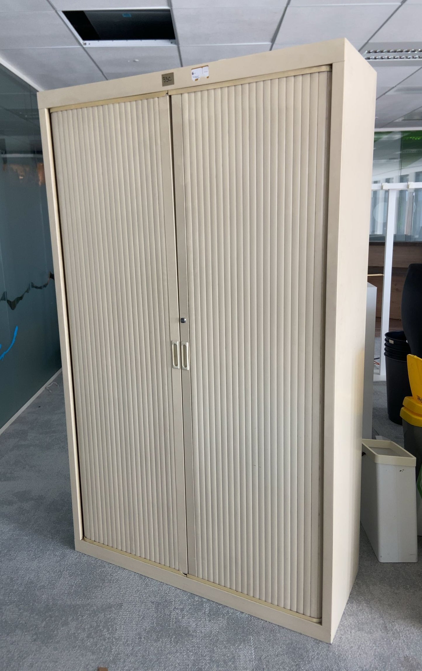 Armoire métallique avec portes coulissantes
