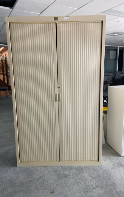 Armoire métallique avec portes coulissantes