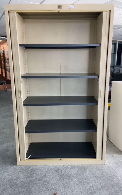 Armoire métallique avec portes coulissantes