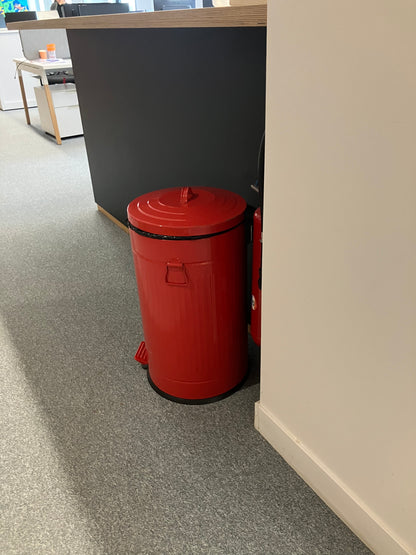 Poubelle en métal rouge